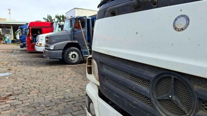Caminhões parados em pátio de posto